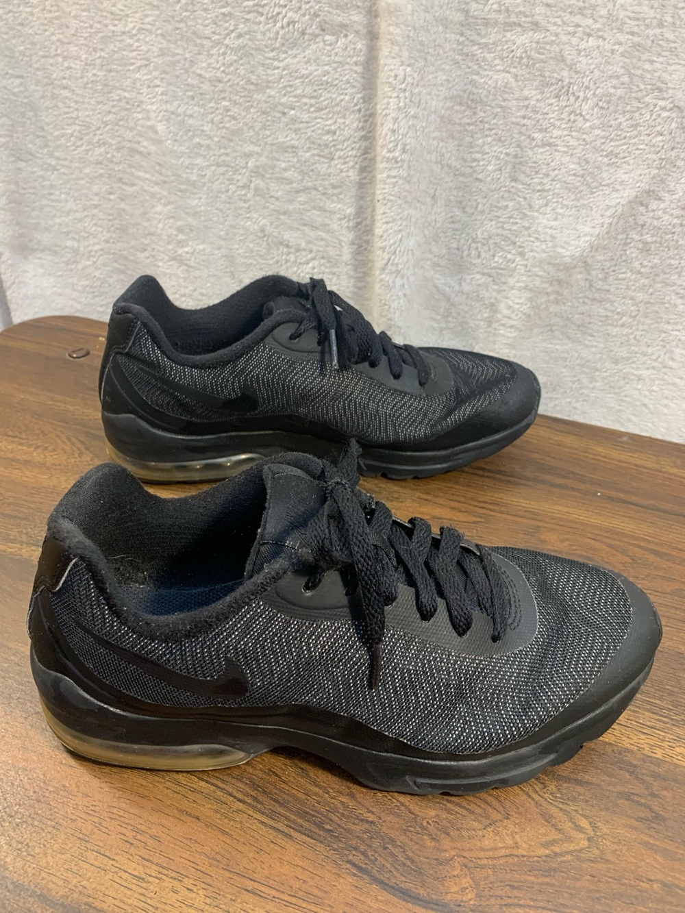 Women’s Nike Air Max Invigor Low Top Lace-Up Athletic Sneakers Black Size 8